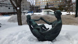 優しさを感じられる像です