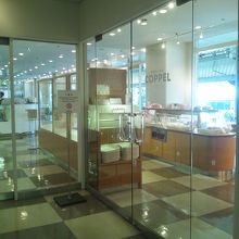 左手カフェ、右手ベーカリー