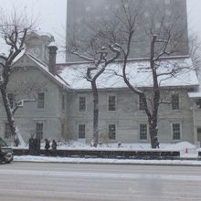 意外に小さな建物です