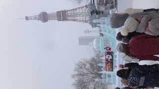 大通公園の東の端の方に建っています