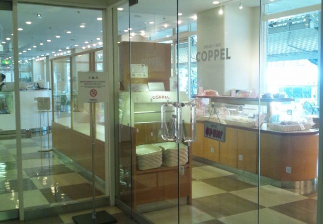 カフェで買ったパンを食べられる