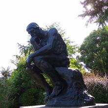 超有名　考える人の像