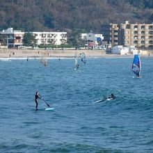 サーフィンが盛んな場所の七里ヶ浜駅周辺