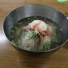 冷麺には水キムチがセット。これも美味しい。