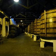 大きな樽が並んでいます。