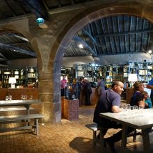 試飲場、奥が売り場