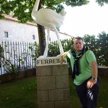 庭にはトレードマークの鳥の像が有ります。