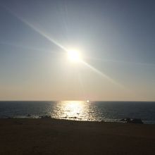 傾いてきた太陽と入道崎の海辺