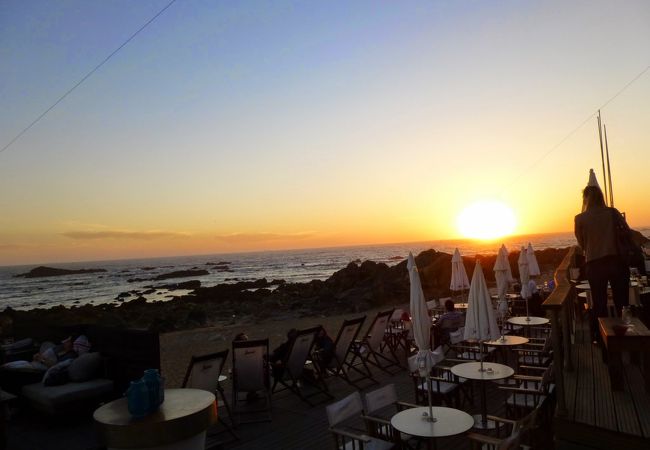 海岸にあるガラス張りのレストランです。