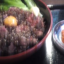 「牛ハラミ肉々丼」(890円税抜き)
