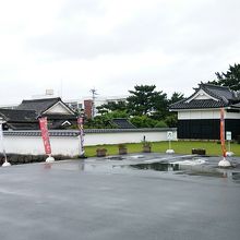 観光案内所の前は広い駐車場。止めやすいです。