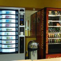 ロビーの自動販売機ではサンドイッチも売っています。