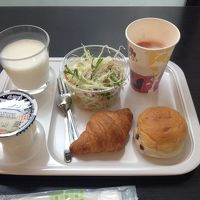 朝食。道産小麦のパン・道産牛乳・道産牛乳プリンと道産もの祭り