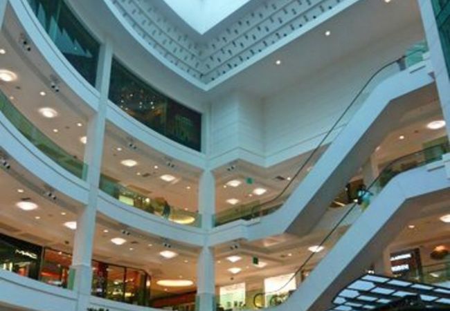 ブランド系も一般系もあり中規模モール