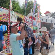 小さな子ども連れで賑わう乗り物のお祭り