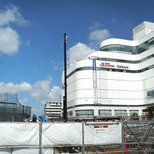 上層階はレストランフロアにホテルと豪華です。