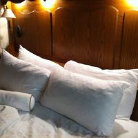 ベッドが一つでどでかくてやたらと枕が多い。。。