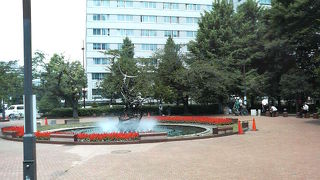 東京の鳥「ゆりかもめ」を表現している噴水