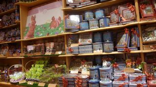 明るい色彩が目立つ