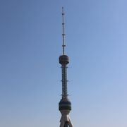 タシュケントの街には不釣り合いな巨大タワー