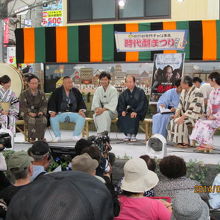 撮影中の裏話など。座ってお話を！