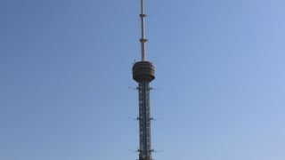 タシュケントの街には不釣り合いな巨大タワー