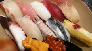 駅構内にあります