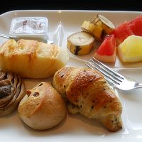 おかずは少ないけどパンとフルーツで満足