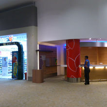 実際の喫煙室は、丸天井で青く光っている場所です。