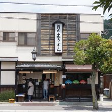 周りは住宅です。妙にタクシーが停まってます