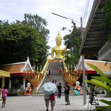 高台近くにはやはりお寺もあります。タイですから！