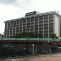 鬼怒川の橋を渡ってすぐです