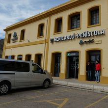 ベニカルロ=ペニスコラ駅前ではタクシーが客待ち。