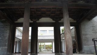 芸大関係者の作品を販売するショップがあります