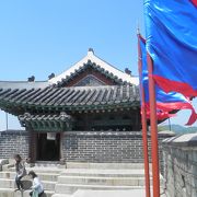 蒼い旗が印象的な建物