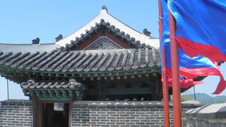 蒼い旗が印象的な建物