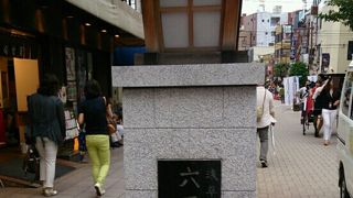 浅草六区通りは上に注目。