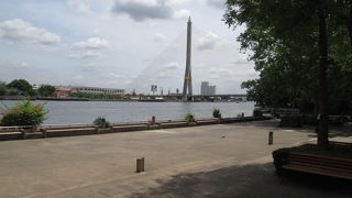 チャオプラヤ川を眺められる公園