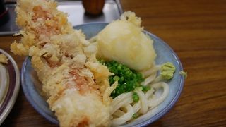 行列のできるうどん店