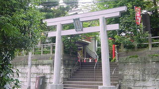 狭い路地にひっそりとあります