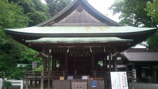 明治天皇によって創建。