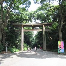 大きな鳥居、広い参道