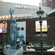 大井町駅のすぐ前に建ってます。