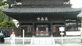 門の右手前には大石内蔵助の銅像もあります。