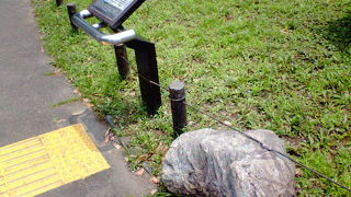 ただの庭石のように置かれてました。