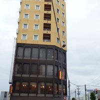 北側から眺めるとスリムな感じ。4階がフロント、客室は5階以上