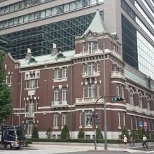 外壁残し内部はオフィスビルになっています。