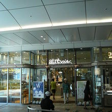 改札近くからすぐに入れます。