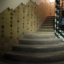 カサ・マソの階段。タイルの絵模様にもそれぞれ意味があります。
