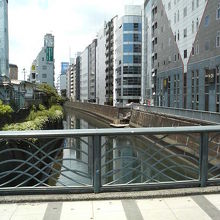 静かな神田川に架かる橋です。